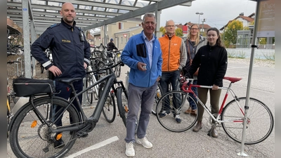 Polizeihauptmeister Timo Kimmritz von der Polizeiinspektion Germering demonstriert am Polizeidienstrad, wie es beleuchtet sein soll. Rechts: Sofiia Vernydub, Mobilitätsbeauftragte der Gemeinde Gilching zeigt ein mangelhaftes Rad. Bei der Aktion informierten auch v. l. Josef Holzner, Jakub Tobolar und Birgit Wessel. (Foto: pst)