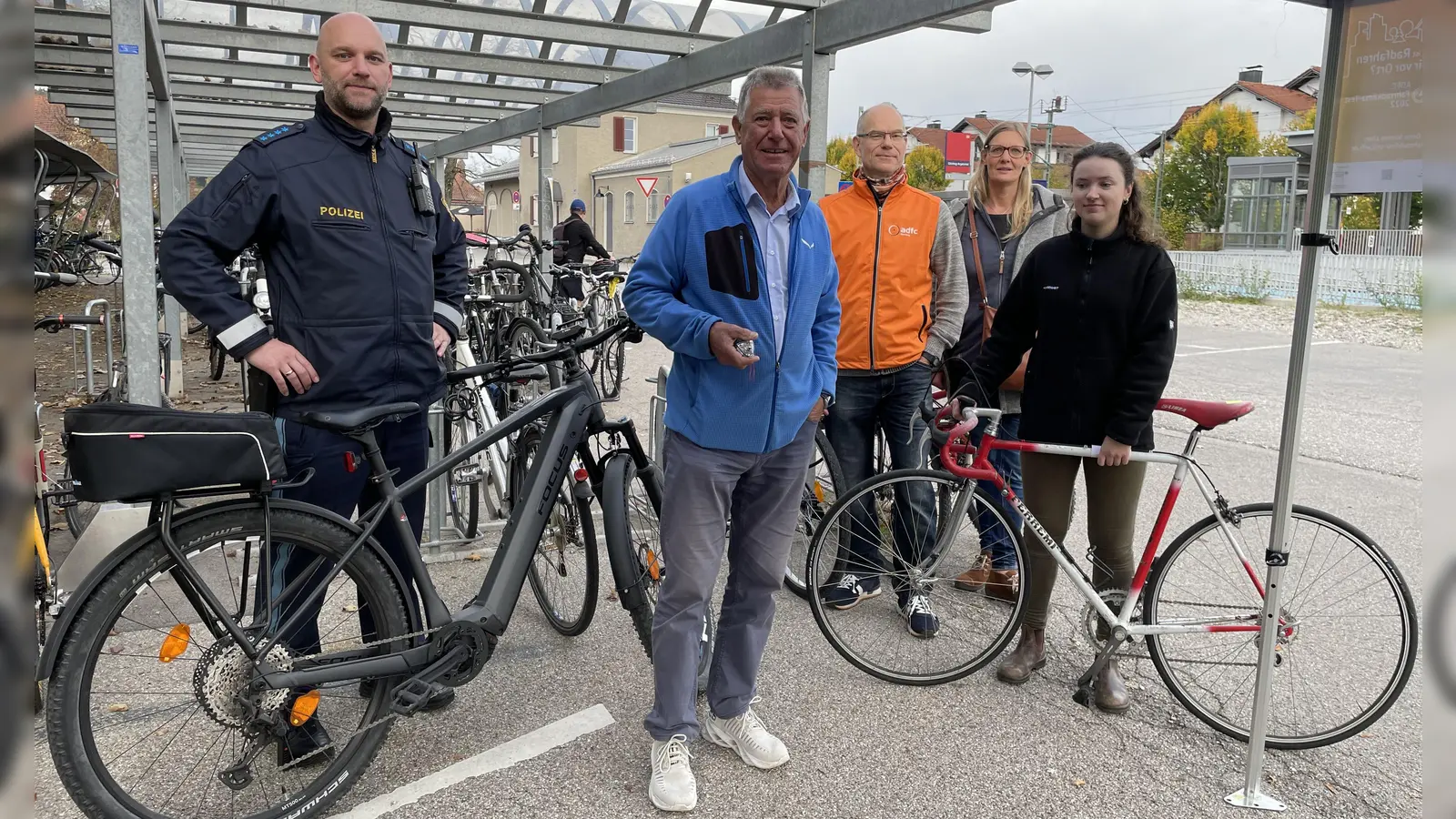 Polizeihauptmeister Timo Kimmritz von der Polizeiinspektion Germering demonstriert am Polizeidienstrad, wie es beleuchtet sein soll. Rechts: Sofiia Vernydub, Mobilitätsbeauftragte der Gemeinde Gilching zeigt ein mangelhaftes Rad. Bei der Aktion informierten auch v. l. Josef Holzner, Jakub Tobolar und Birgit Wessel. (Foto: pst)