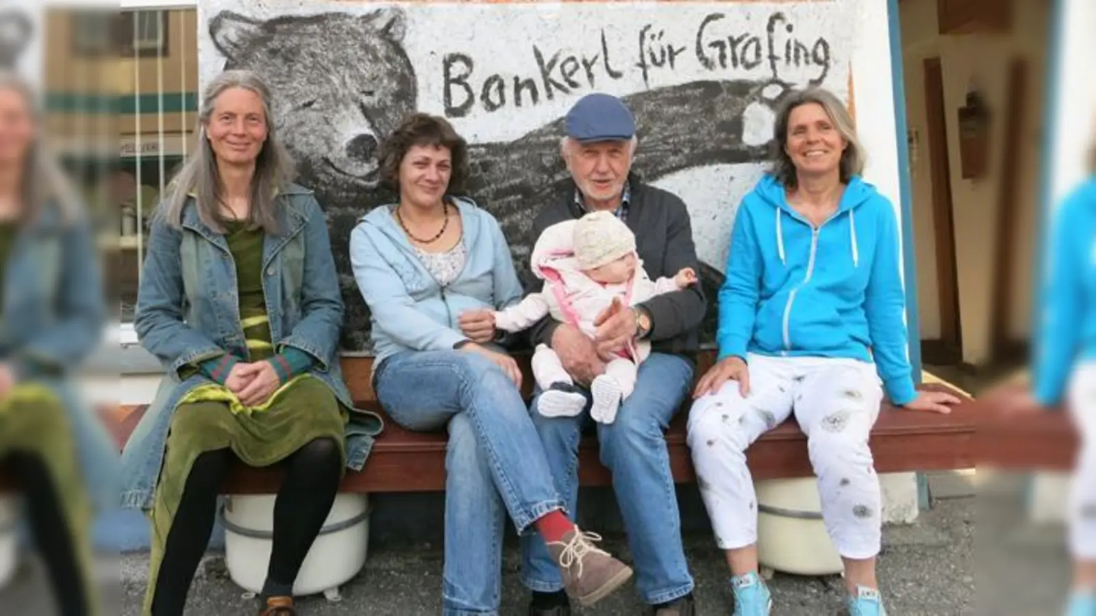  »Setzens Eana!« Der Grafinger Bär mit den Initiatoren Michaela Müller, Patrizia Laaf, Josef Koller mit Enkeltochter Isabella und Beate Eckert (v. li.).	 (Foto: Privat)