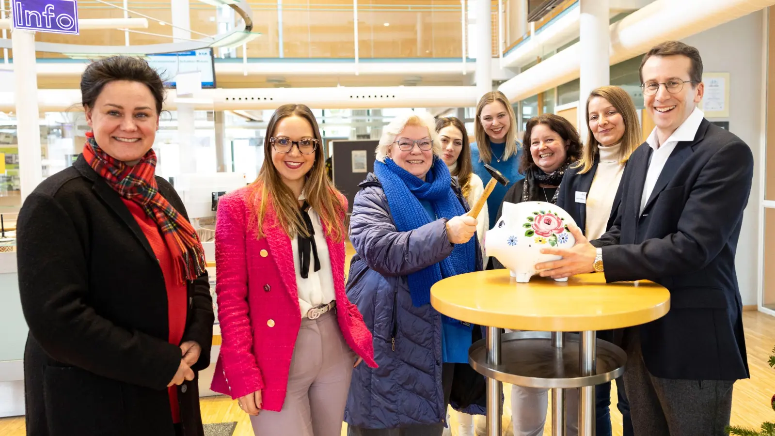 Viele kleine Spenden machen große Freude: Dr. Ute Eiling-Hütig (Vorsitzende Kinderschutzbund Kreisverband Starnberg), Laura Bodenstein (Teamleiterin des BürgerService), Gudrun Hoffmann (Knochenmarkspende Bayern), Irem Saydam und Nicola Kießling vom Bürgerservice, Esther Wandpflug-Reiter (JoMA-Projekt e.V. Weßling), Dr. Gunhild Kilian-Kornell (Kinderschutzbund Kreisverband Starnberg) und Landrat Stefan Frey haben das Sparschwein aus dem BürgerService im Landratsamt „geschlachtet”. (Foto: Landratsamt Starnberg)