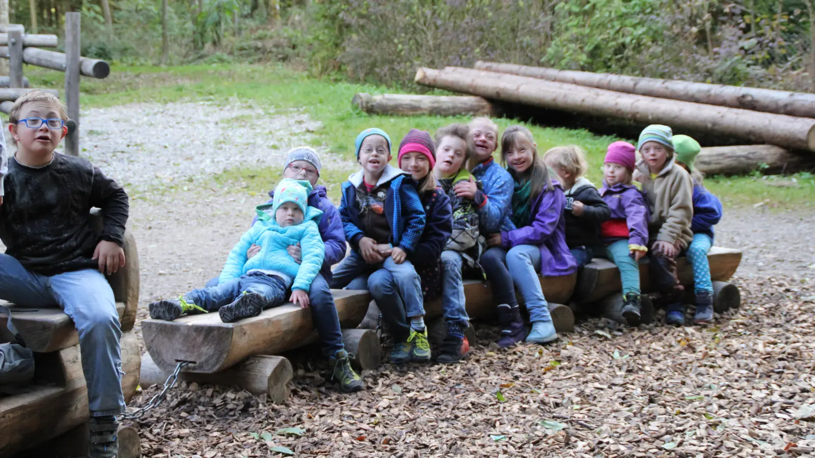 Um den Kreativnachmittag im Rahmen des Familienwochenendes umsetzen zu können, werden freiwillige Helferinnen und Helfer gesucht, die die Kindern und Jugendlichen mit Down Syndrom auf ihrer Kreativreise unterstützen.  (Foto:  Einfach mehr e.V. )