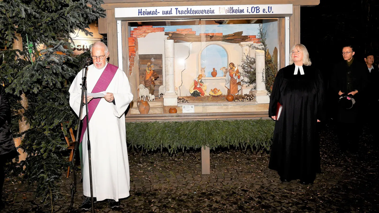 Diakon Stefan Reichert und Pfarrerin Sabine Nagel bei der Eröffnung des Oberstadtler Krippenwegs. (Foto: Heimat- und Trachtenverein Weilheim)