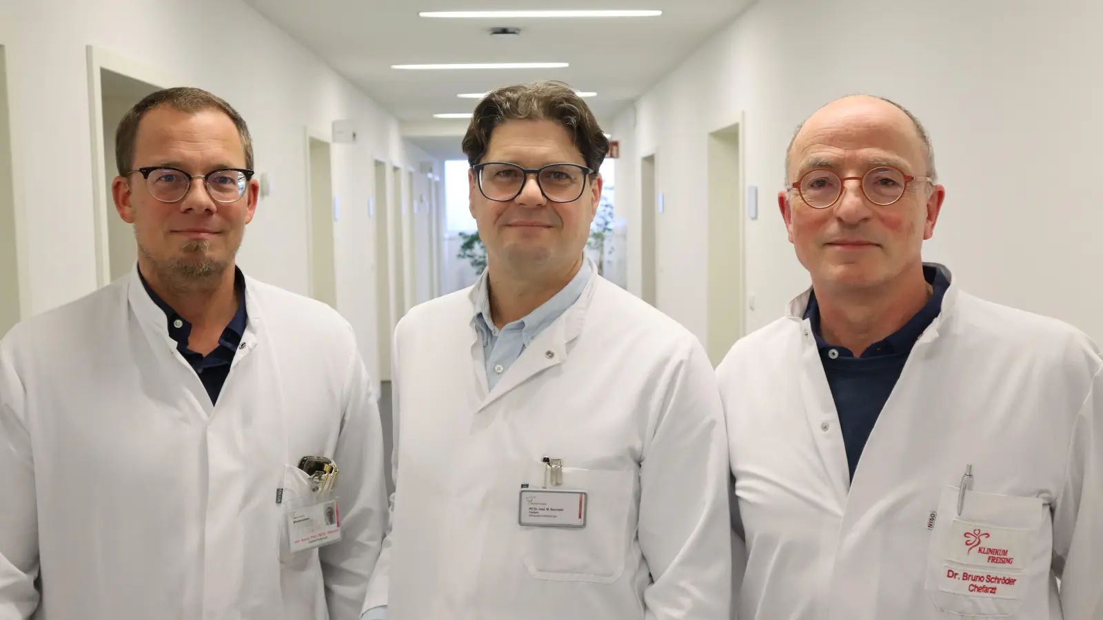  Assoz. Prof. Dr. Johannes Petersen, Chefarzt Radiologie, PD Dr. Markus Neumaier, Chefarzt Orthopädie und Unfallchirurgie, und Dr. Bruno Schröder, Chefarzt psychosomatische Medizin und Psychotherapie.(v. l.) (Foto: Klinikum Freising)