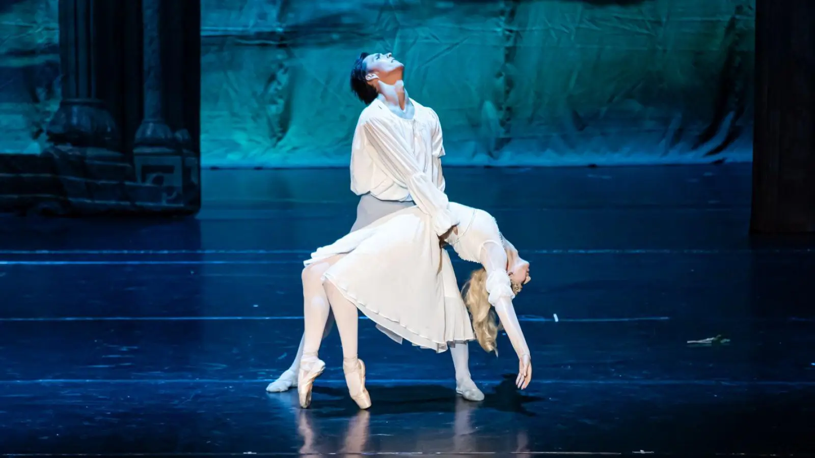 Das Royal Classical Ballett bedient sich feinster klassischer Ballettsprache, wenn es Romeo und Julia auf die Bühne bringt.  (Foto: © agenda production)