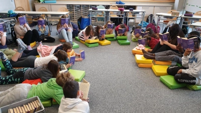 Völlig vertieft in ihre Lektüre sind die Schülerinnen und Schüler, wenn sie sich auf eine „Lesereise” begeben. (Foto: Anna Kutzner/Realschule Unterpfaffenhofen)