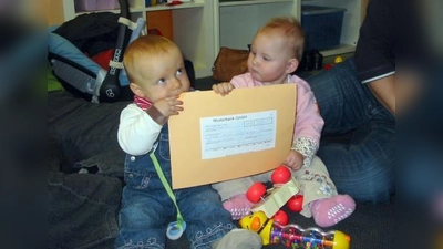 Sehr genau begutachteten die beiden kleinen MütZe-Besucherinnen Lisa Marie und Tanja den Spendenscheck. (Foto: pi)