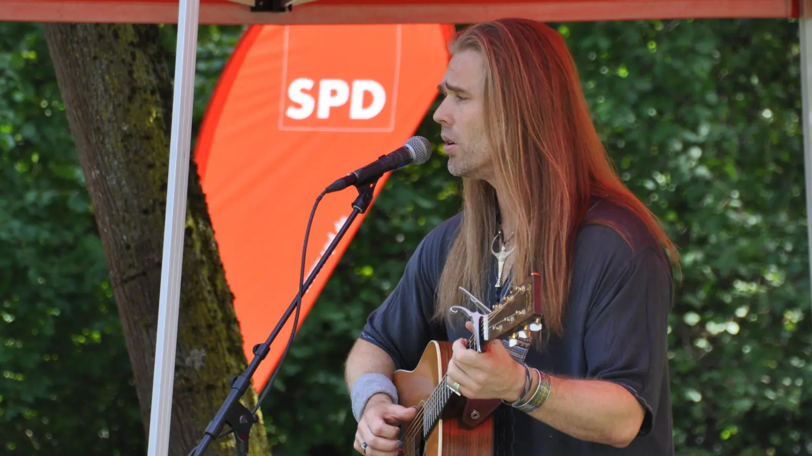 Ryan Tennis bei seinem Konzert am Monopteros (Foto: SPD Karlsfeld)