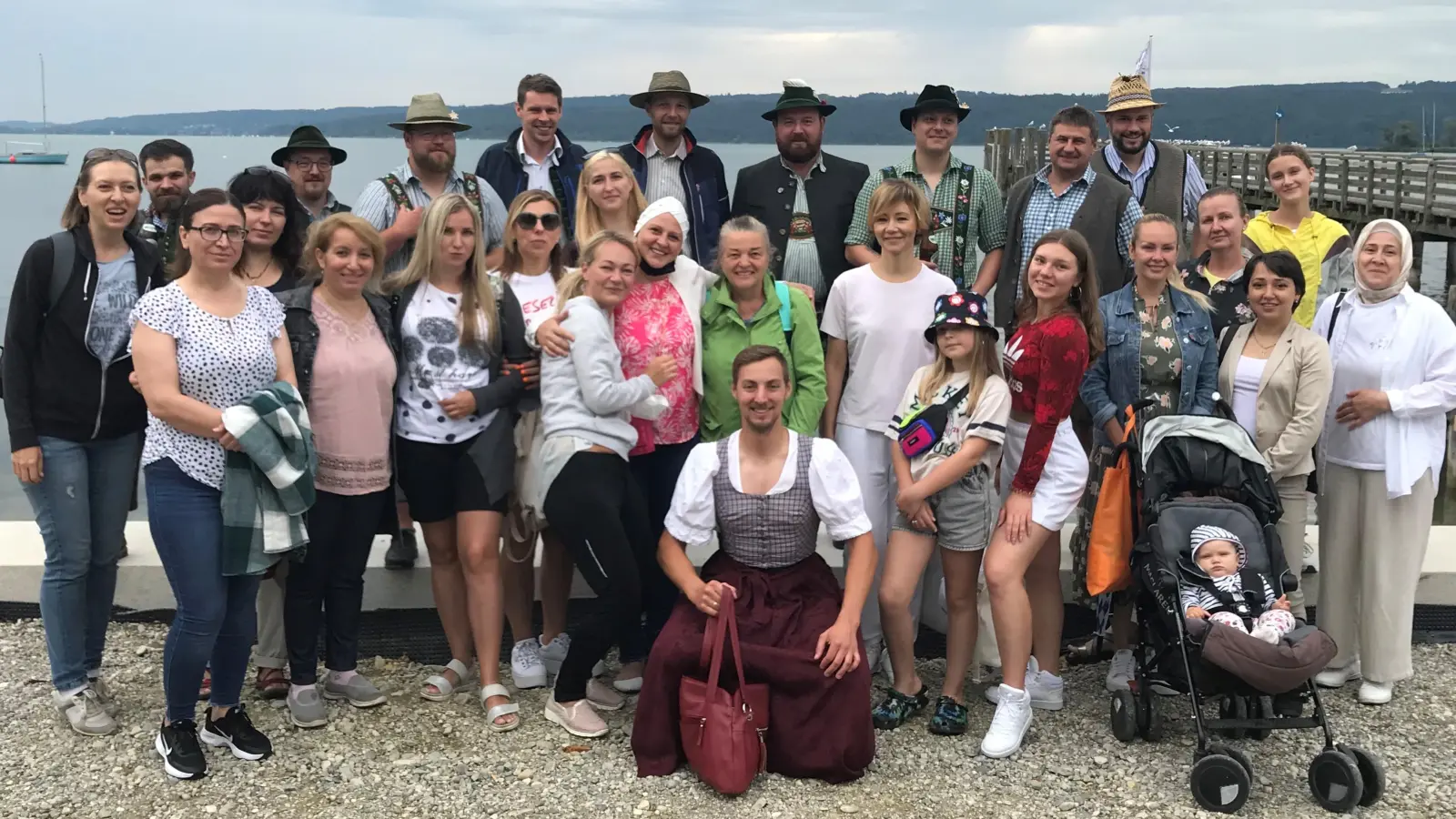 In Herrsching angekommen: Ein Teil der Gruppe, die am Sommerausflug teilgenommen hat gemeinsam mit dem Junggesellen und seinen Freunden. (Foto: Zuflucht Oberland e.V. )