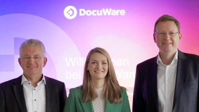 Besuch bei DocuWare: Judith Gerlach, Bayerns Staatsministerin für Digitales, mit den beiden Geschäftsführern Max Ertl (links) und Dr. Michael Berger. (Foto: DocuWare)