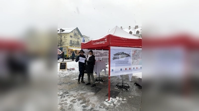 Trotz Schneetreiben und kalter Temperaturen erhielten Zweite Bürgermeisterin Angelika Kammerl (l.) und Dritte Bürgermeisterin Christiane Falk am Infostand zur Landesgartenschau Starnberg 2032 viel positive Resonanz von den Bürgerinnen und Bürgern.  (Foto: Stadt Starnberg)