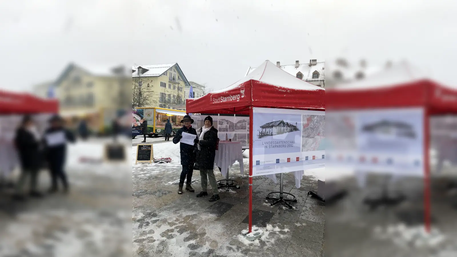 Trotz Schneetreiben und kalter Temperaturen erhielten Zweite Bürgermeisterin Angelika Kammerl (l.) und Dritte Bürgermeisterin Christiane Falk am Infostand zur Landesgartenschau Starnberg 2032 viel positive Resonanz von den Bürgerinnen und Bürgern.  (Foto: Stadt Starnberg)