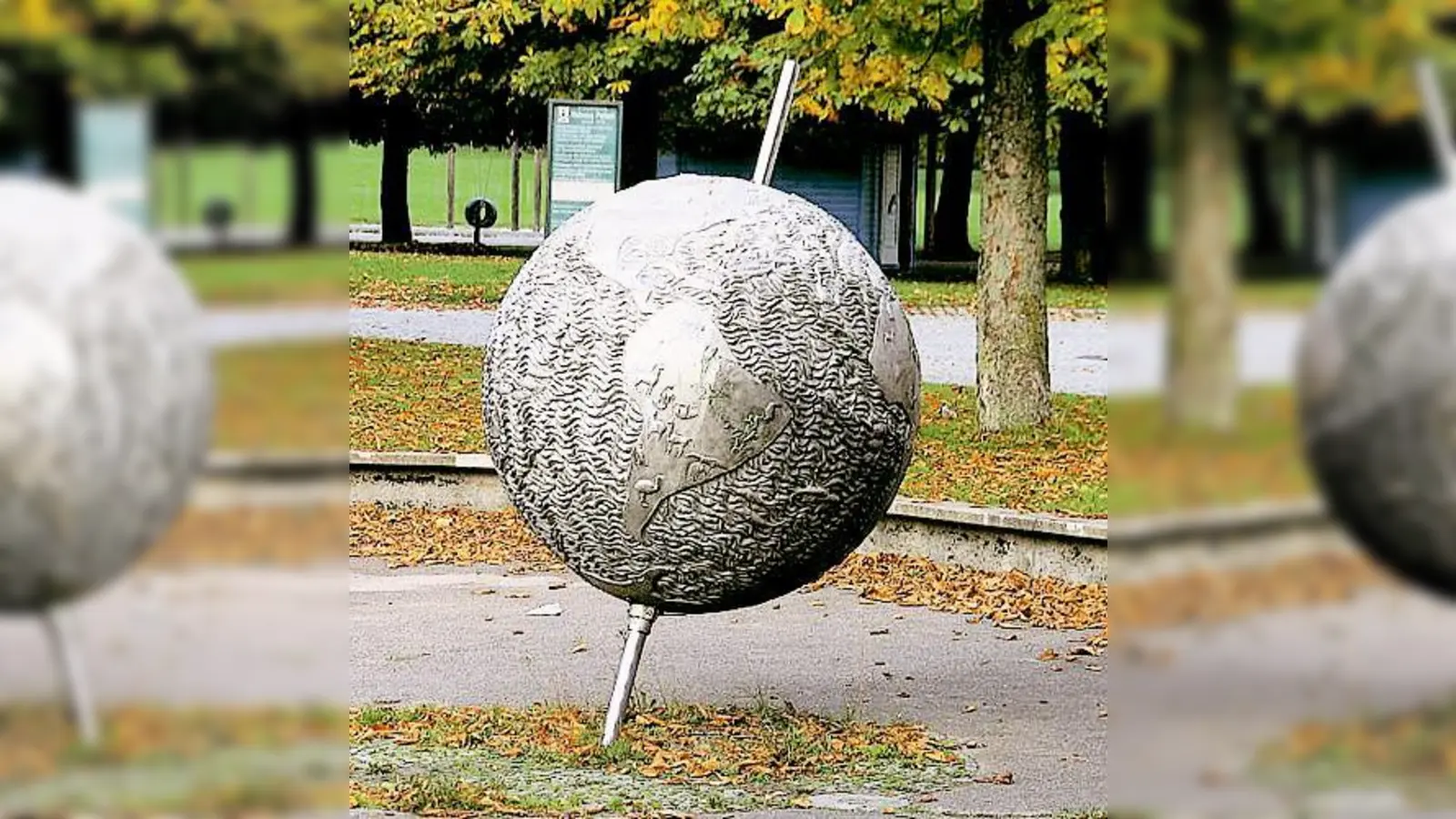 Bei der Führung zu sehen: Der »Globus« von Wolf Hirtreiter, der 1974 am Theodor-Heuss-Platz errichtet wurde.  (Foto: SPD)