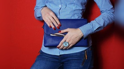 Eine unifarbene Clutch ist ein moderner Begleiter zu lässigen Tages-Looks. (Foto: © visoook - Fotolia.com)