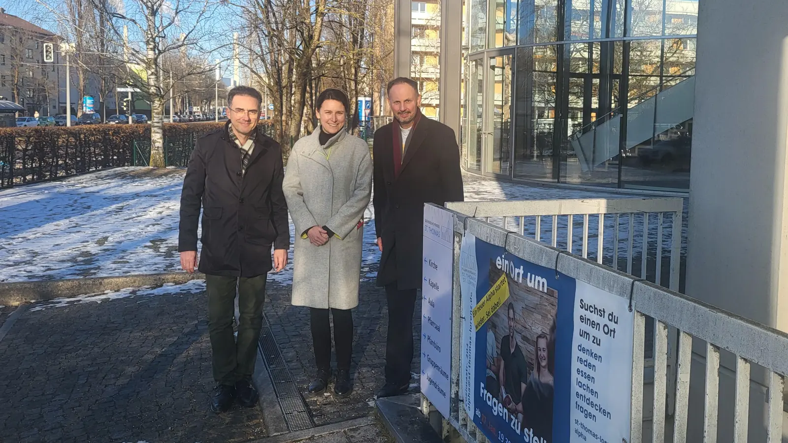 Pfarrer Willi Huber (rechts) mit Dijana Delic und Helmut Schlager aus dem Alphateam St. Thomas und St. Lorenz. (Foto: Pfarrverband St. Thomas und St. Lorenz)