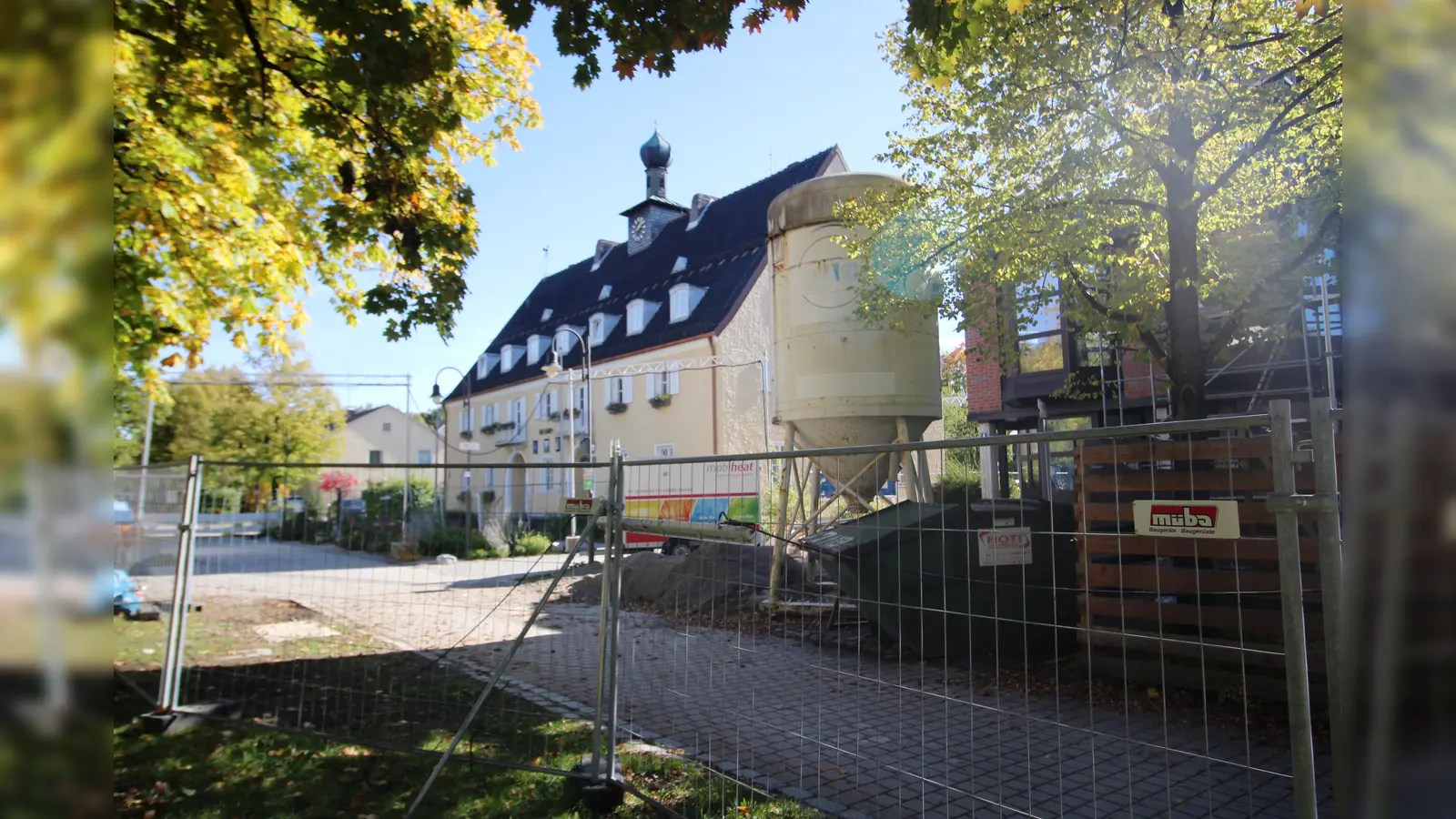 Der herbstliche Sonnenschein trügt. Die Planungen um den Rathausneubau samt Sanierung in Neubiberg sind nach dem jüngsten Votum des Gemeinderates zumindest gefährden. (Foto: RedHe)