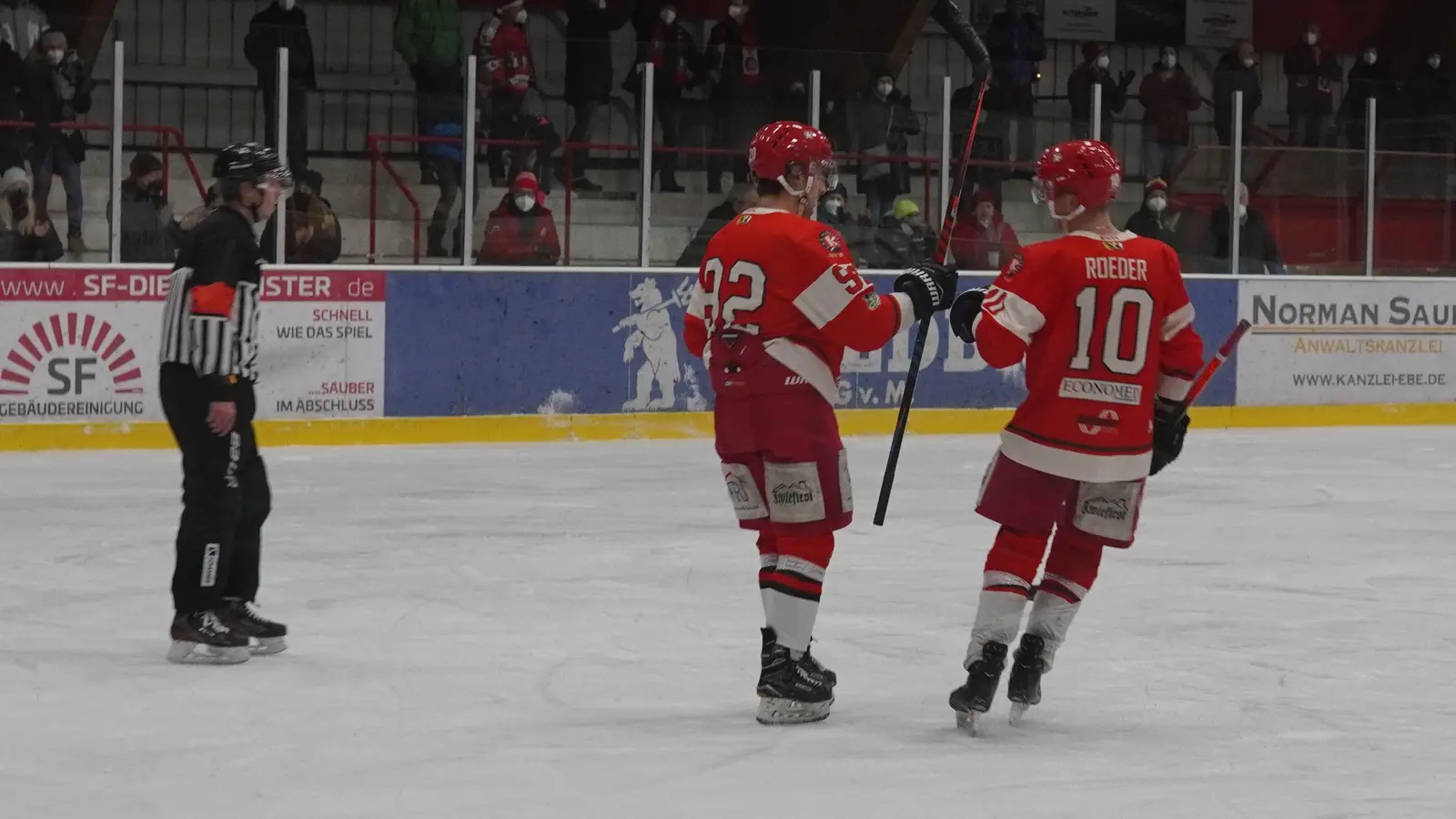 Die beiden „Debütant” Christian Hummer (#92) und Simon Roeder (#10) bejubeln ein Treffer gegen chancenlose Ulmer (5:1). (Foto: Stefan Dohl)