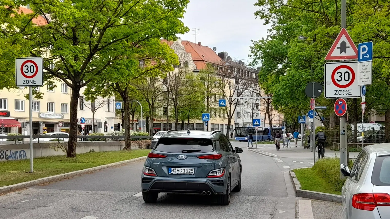 Bei der Einfahrt in die 30er Zone wird, wie hier in der Trappentreustraße, auf das Tempolimit hingewiesen. Innerhalb der Zone werden die Tempo-30-Schilder zumeist nicht mehr gesetzt. (Foto: Beatrix Köber)