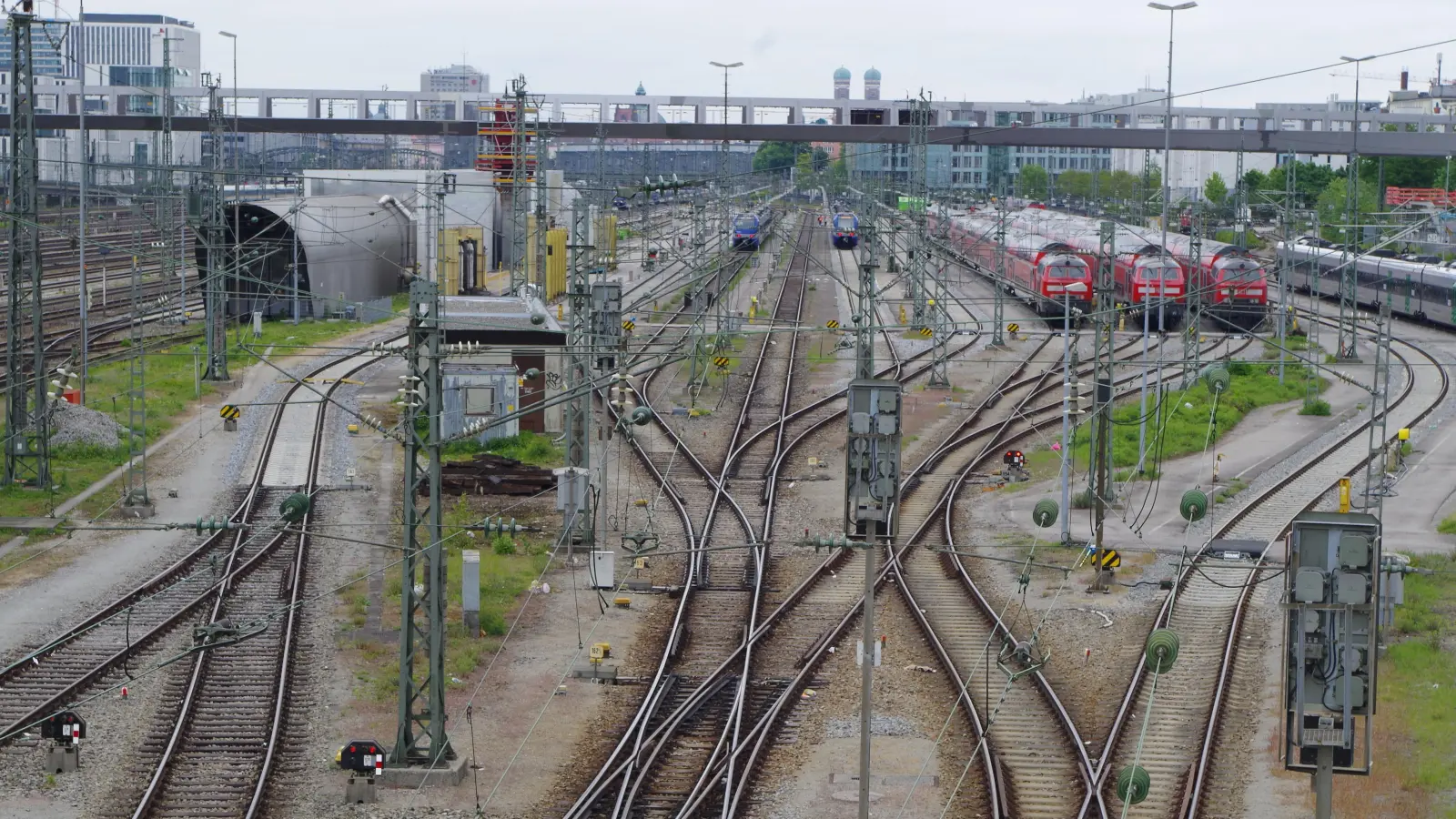 Zwischen Donnersberger Brücke und Hackerbrücke, will die Deutsche Bahn auf eigenem Grund eine neue Werkshalle errichten. (Foto: Beatrix Köber)