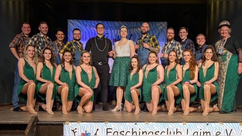 Mit den frisch gekürten Regenten Anja I. und Benni I. (mittig im Bild) feiert der Laimer Faschingsclub die närrische Zeit. (Foto: Faschingsclub Laim)