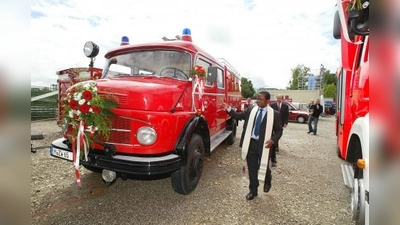 Zur Auftaktveranstaltung der Planegger Festwoche weihte Pfarrer Anicet Mutonkole neben dem 44 Jahre alten, komplett restaurierten Löschfahrzeug der Freiwilligen Feuerwehr (im Bild) das neue Hilfeleistungslöschfahrzeug sowie den neuen Abrollbehälter Strom. (Foto: US)