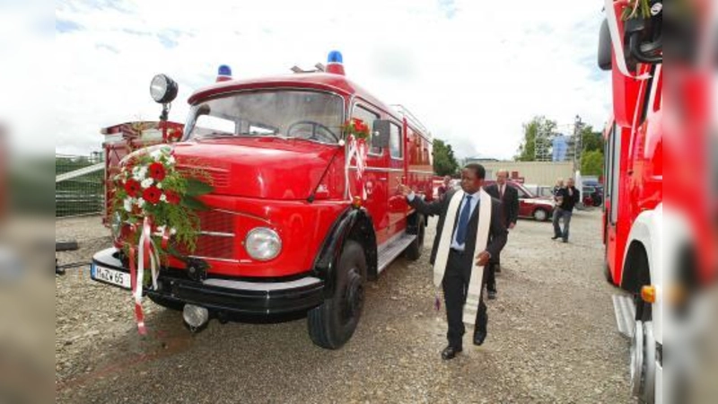 Zur Auftaktveranstaltung der Planegger Festwoche weihte Pfarrer Anicet Mutonkole neben dem 44 Jahre alten, komplett restaurierten Löschfahrzeug der Freiwilligen Feuerwehr (im Bild) das neue Hilfeleistungslöschfahrzeug sowie den neuen Abrollbehälter Strom. (Foto: US)