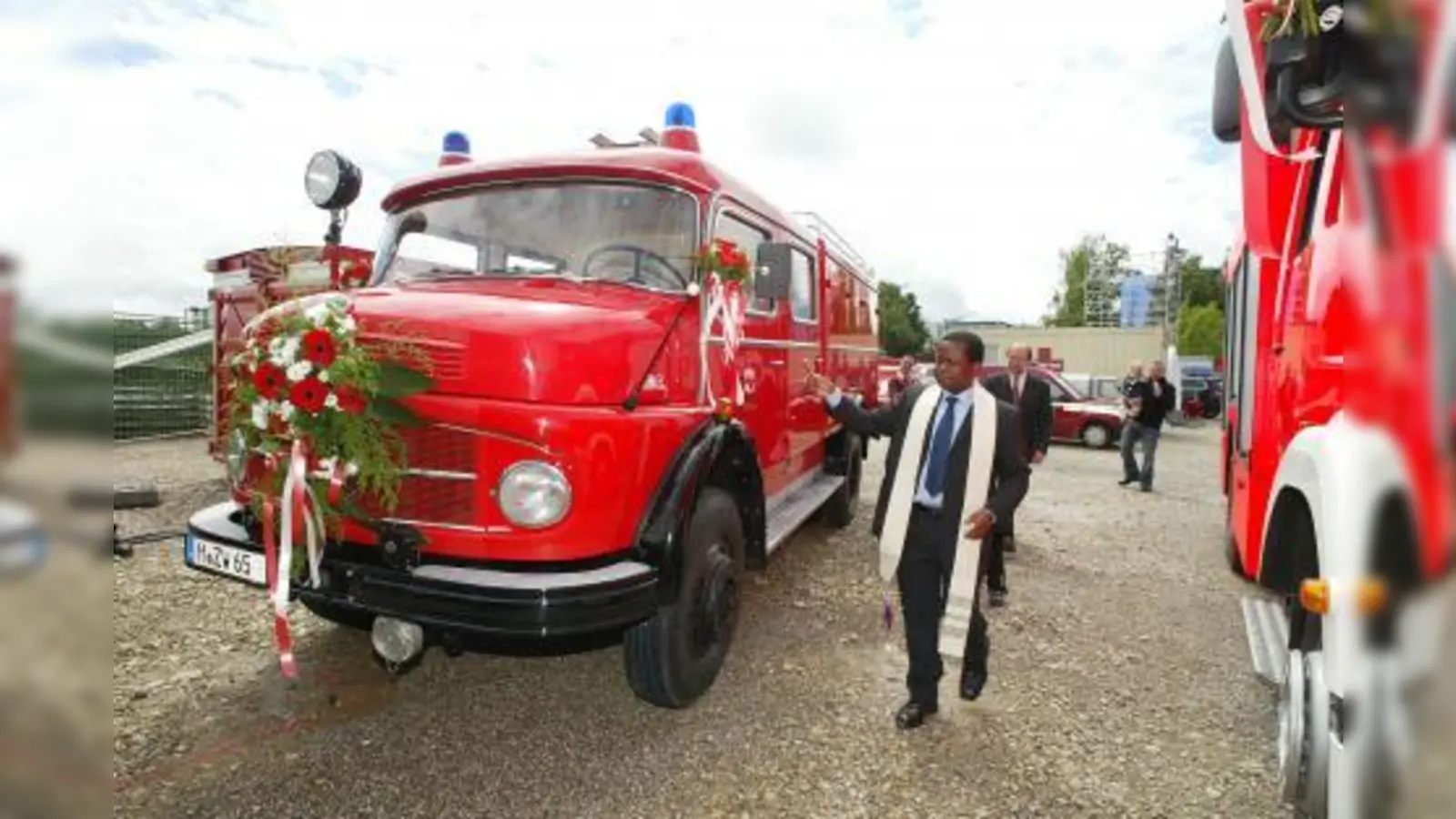 Zur Auftaktveranstaltung der Planegger Festwoche weihte Pfarrer Anicet Mutonkole neben dem 44 Jahre alten, komplett restaurierten Löschfahrzeug der Freiwilligen Feuerwehr (im Bild) das neue Hilfeleistungslöschfahrzeug sowie den neuen Abrollbehälter Strom. (Foto: US)