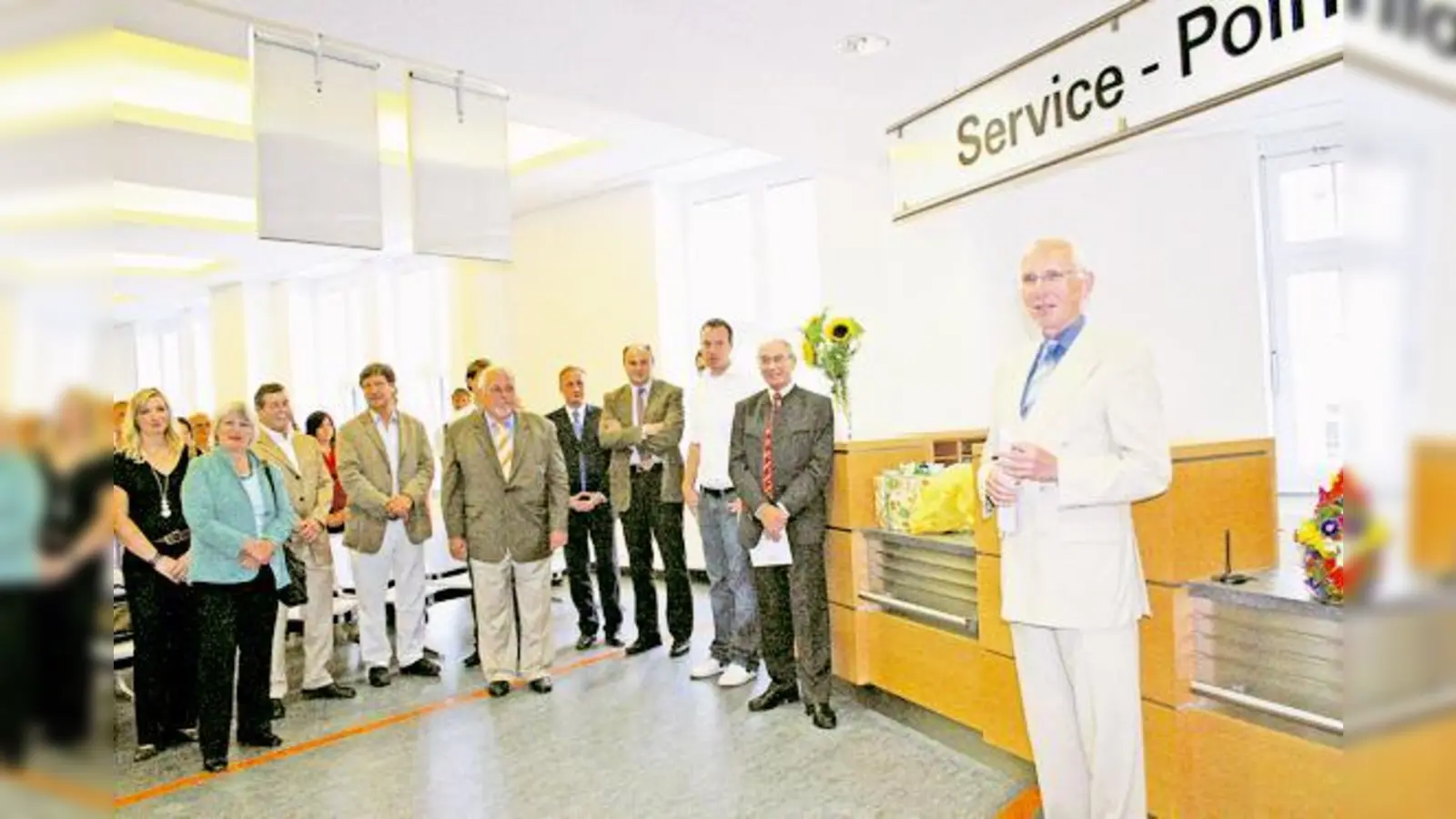 Schräg ist der Tresen des Service Points im neuen Haidhausener Bürgerbüro. »Damit man die Kunden besser daran vorbei schleusen kann«, sagte Kreisverwaltungsreferent Wilfried Blume-Beyerle bei der Eröffnung der neuen Räume vergangene Woche.	 (Foto: ko)