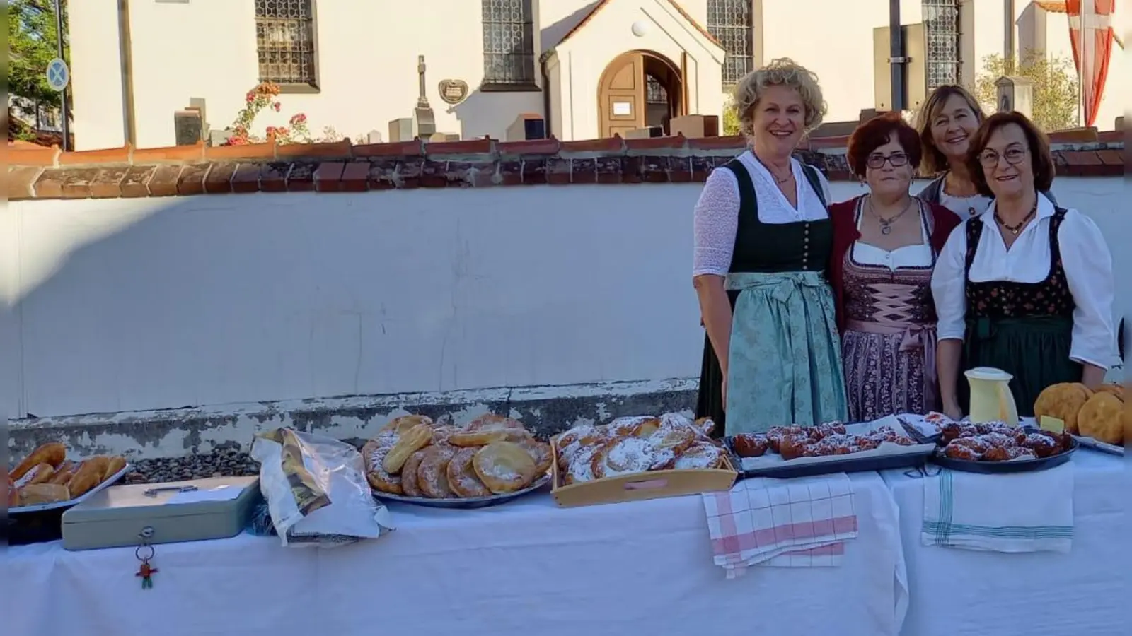 Die Dorffrauen (von links) Christine Sedlmeier, Felicia Sigl, Romana Schmailzl und Marianne Lindinger sagen in in Vertretung aller Bäckerinnen Danke an alle Bäckerinnen und Käufer. (Foto: Dorffrauen)