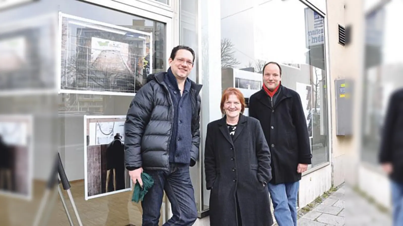 Jörn Fröchling und Ursula Bögl, Vorsitzende des Vereins TeLa Aktiv, sowie Daniel Genée von der MGS vor einem leerstehenden Laden in der Tegernseer Landstraße, der momentan Kunstraum ist. 	 (Foto: sf)