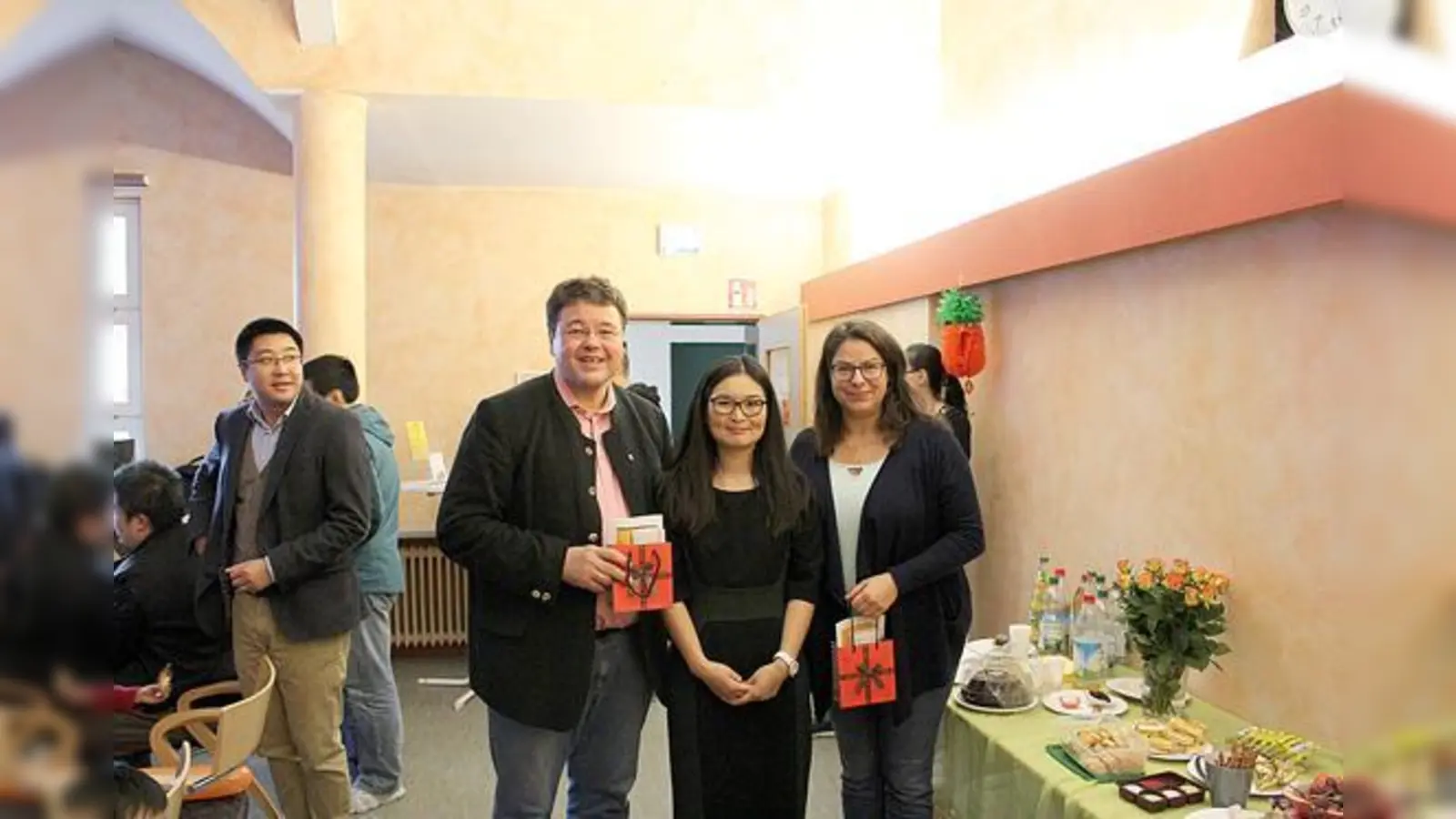 Bürgermeister Thomas Loderer, die Integrationsbeauftragte der Gemeinde Stefanie Marrero (r.) und Yanjie Mei vom Verein Chinesische Sprache und Kultur.	  (Foto: privat)