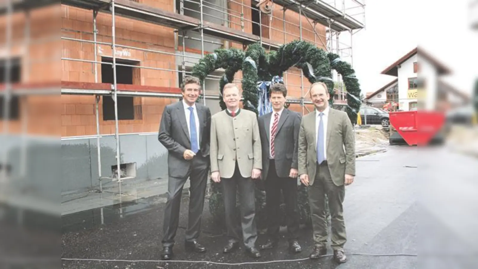 Über ein gelungenes Richtfest der Parkgarage freuten sich (v. l.) Bauunternehmer Urs Brunner, Bürgermeister Jan Neusiedl, Bauamtsleiter Stefan Rothörl und Architekt Axel Altenberend.  (Foto: hol)