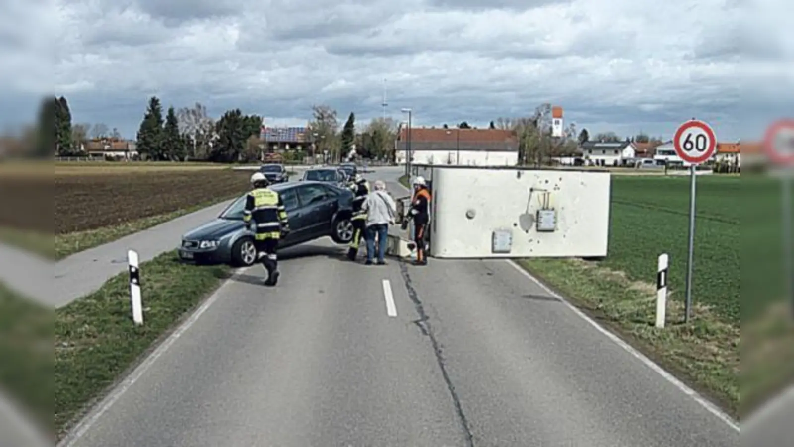 Die Parsdorfer Feuerwehrler hatten gut zu tun letztes Jahr. Sei es beim umgestürzten Maibaum Weißenfeld oder mit einem umgestürzten Wohnwagen auf der Ortsverbindungsstraße.  (Foto: ffw Parsdorf)