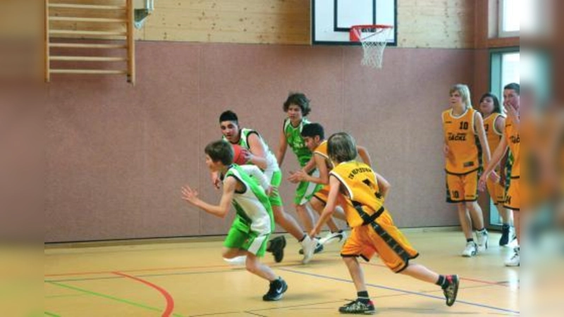 Die U 14 des DJK Sportbund München gegen den TV Hilpoltstein: Felix Scholtes, Erhan Yildirim (mit Ball) und Dennis Pavlicek (v.l.) im Angriff. (Foto: H. Handwerker)