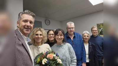 Ehrung der Jubilare: v.l. Christian Grams (Aufsichtsratsvorsitzender), Evi Seidel-Klarmann (Vorständin), Agnes Dürr (Aufsichtsrat), Celia Elsdörfer (Aufsichtsrat), Heinz Burger (Aufsichtsrat), Fereschteh Erschadi-Zimmermann (Aufsichtsrat) und Joachim Giesen (Aufsichtsrat) (Foto: vhs Germering)