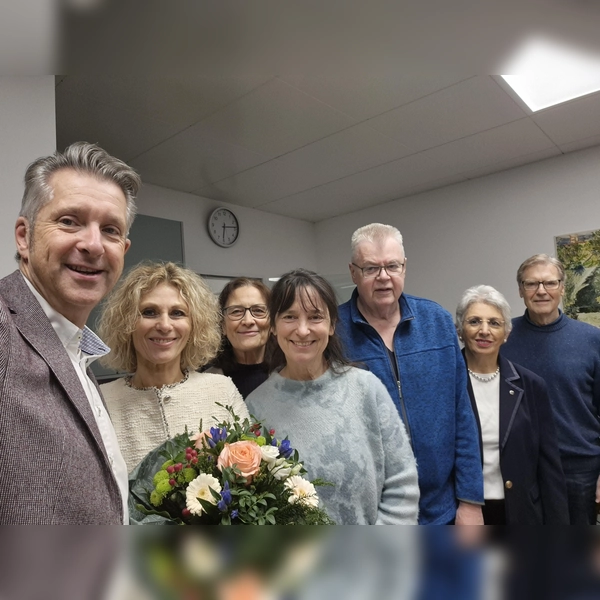 Ehrung der Jubilare: v.l. Christian Grams (Aufsichtsratsvorsitzender), Evi Seidel-Klarmann (Vorständin), Agnes Dürr (Aufsichtsrat), Celia Elsdörfer (Aufsichtsrat), Heinz Burger (Aufsichtsrat), Fereschteh Erschadi-Zimmermann (Aufsichtsrat) und Joachim Giesen (Aufsichtsrat) (Foto: vhs Germering)