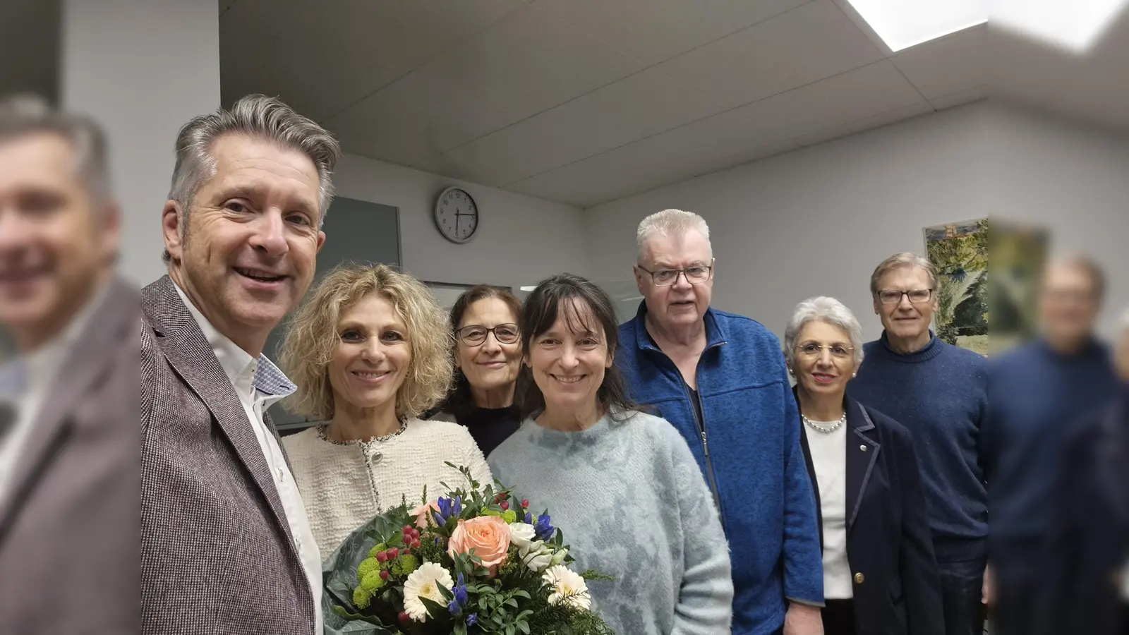 Ehrung der Jubilare: v.l. Christian Grams (Aufsichtsratsvorsitzender), Evi Seidel-Klarmann (Vorständin), Agnes Dürr (Aufsichtsrat), Celia Elsdörfer (Aufsichtsrat), Heinz Burger (Aufsichtsrat), Fereschteh Erschadi-Zimmermann (Aufsichtsrat) und Joachim Giesen (Aufsichtsrat) (Foto: vhs Germering)