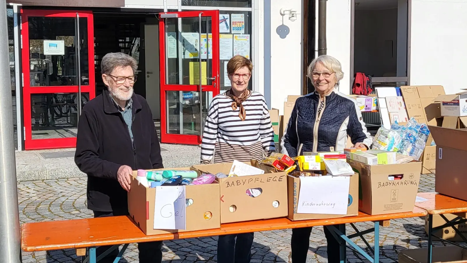 Martina Mehl (Mitte) und Gaby Pichelmaier, beide FU-Ortsvorsitzende Germering, haben Theodor Kreis vom Küchenteam der Pfarrei St. Martin die Sach- und Geldspenden übergeben. (Foto: Frauen Union)