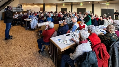 MdB Florian Hahn sprach im Bürgerhaus Oberschleißheim über die Ziele und Pläne der CSU. Er fand großen Anklang damit bei seinem Publikum. (Foto: Haselbeck)