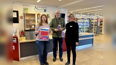 Gemeindebibliothek mit Erfolgsgeschichte: Leiterin Diana Widmann, Bürgermeister Rudolph Haux und die stellvertretende Leiterin Anneke Fuchs (v.l.) präsentieren den Kraillinger Literaturfrühling. (Foto: Ulrike Seiffert)