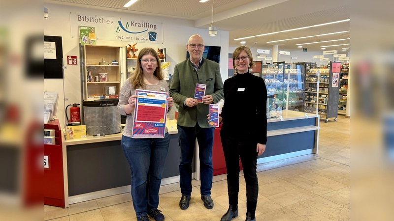 Gemeindebibliothek mit Erfolgsgeschichte: Leiterin Diana Widmann, Bürgermeister Rudolph Haux und die stellvertretende Leiterin Anneke Fuchs (v.l.) präsentieren den Kraillinger Literaturfrühling. (Foto: Ulrike Seiffert)