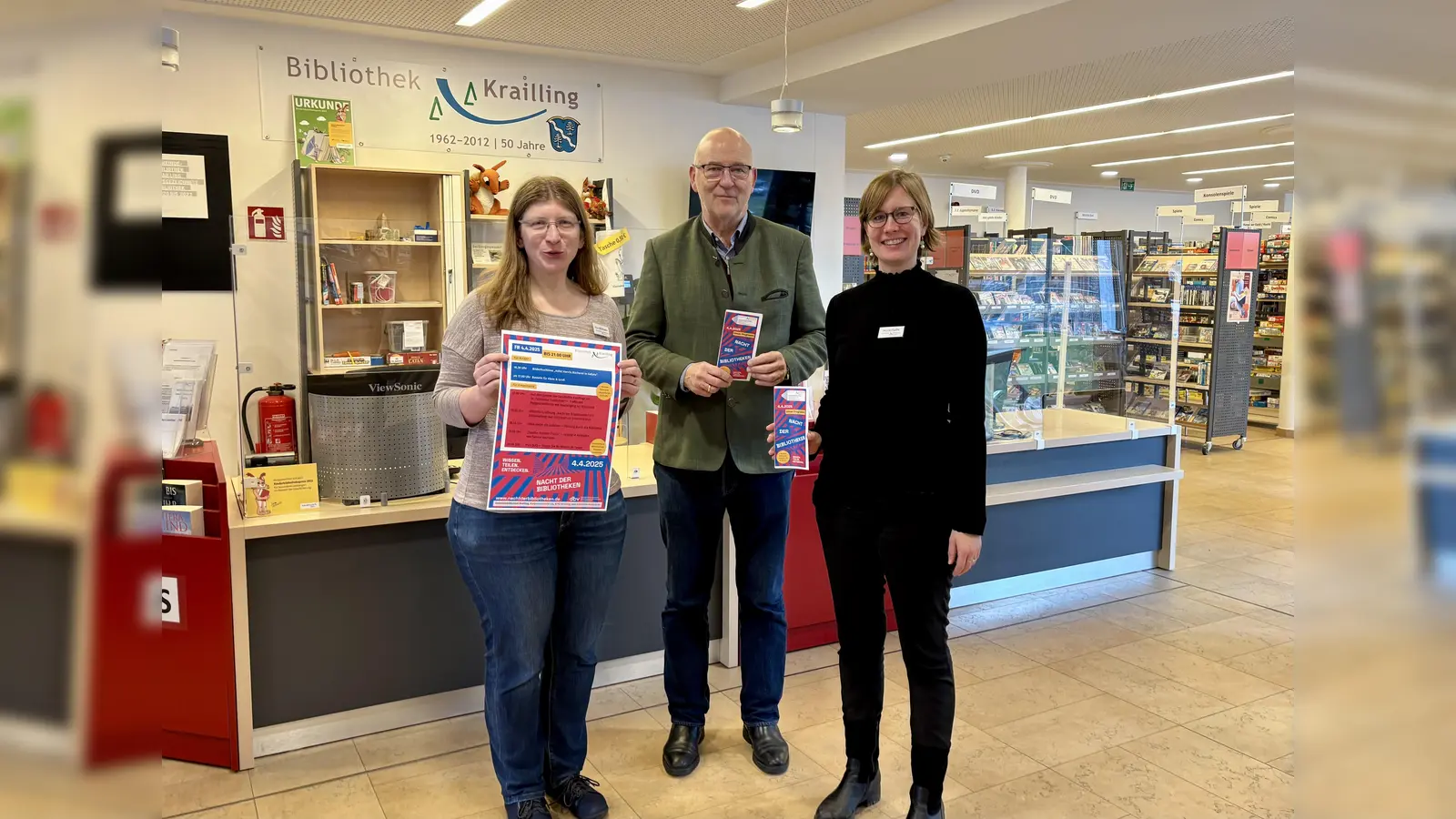 Gemeindebibliothek mit Erfolgsgeschichte: Leiterin Diana Widmann, Bürgermeister Rudolph Haux und die stellvertretende Leiterin Anneke Fuchs (v.l.) präsentieren den Kraillinger Literaturfrühling. (Foto: Ulrike Seiffert)