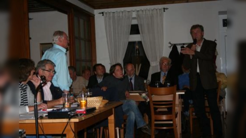 „Wir werden alle bei Demonstrationen mitgehen.” Johann Stadler, Vorsitzender des Bezirksausschusses Hadern, kündigte an, der BA werde die „BAB96” unterstützen.  (v.l.): Marion Kutscher, Hans Köck, Jürgen Weckerle (stehend) und Johann Stadler am  Mikrofon. (Foto: tg)