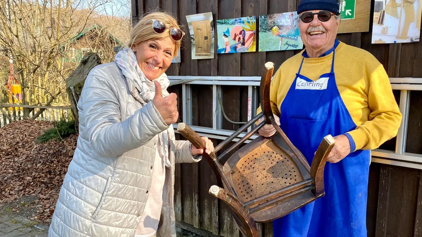 Daumen hoch für die Reparatur des alten Holzstuhls. (Foto: Julia Hager)