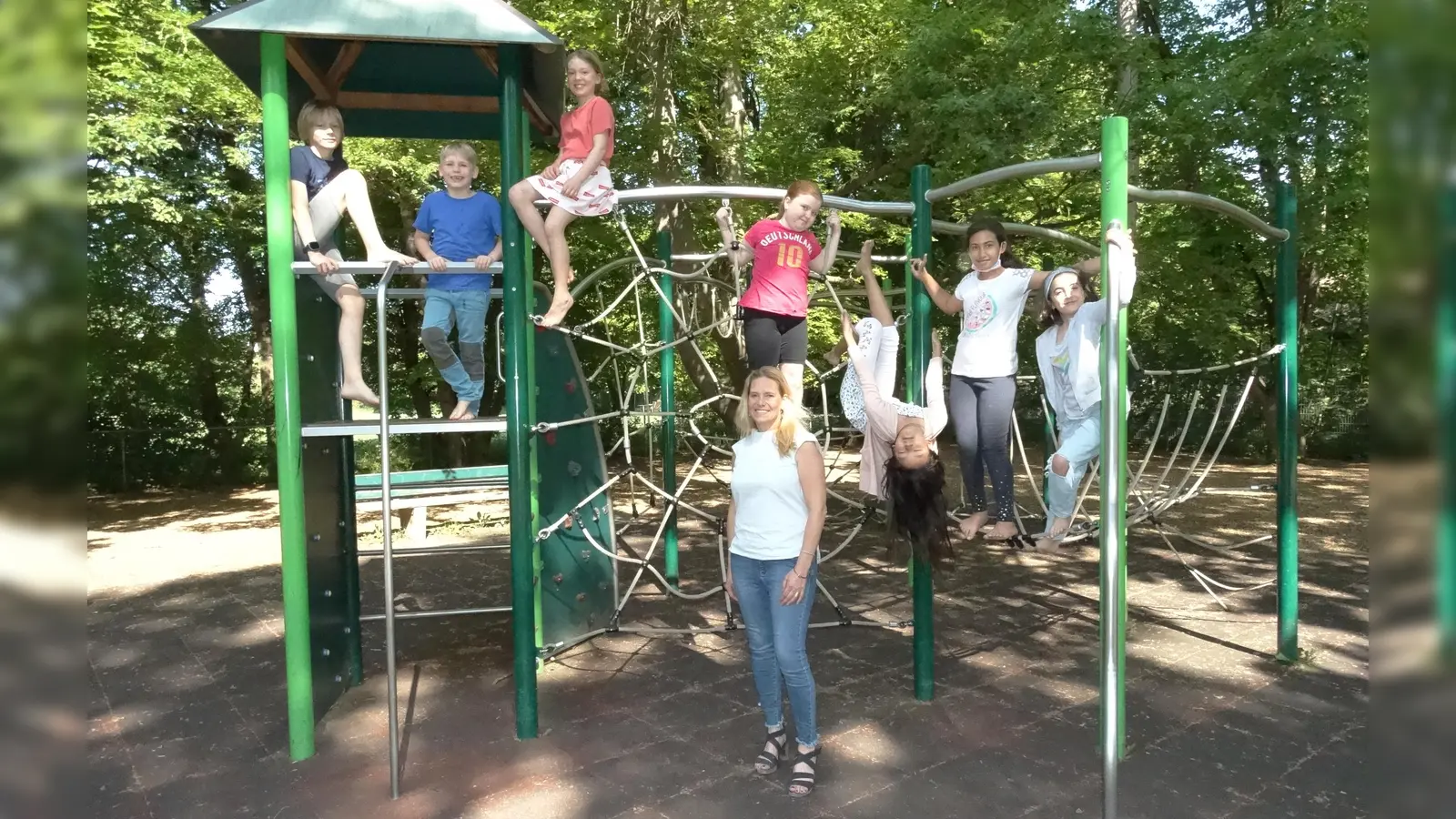 Kurze Pause am Klettergerüst mit Stefanie Stöckle, Leiterin der Grundschule an der Werdenfelsstraße. (Foto: tab)