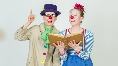 Judith Gorgass (links) und Kirstie Handel spielen Oma und Enkelin in dem Stück „Der Bücherschatz”. (Foto: Frauke Wichmann)