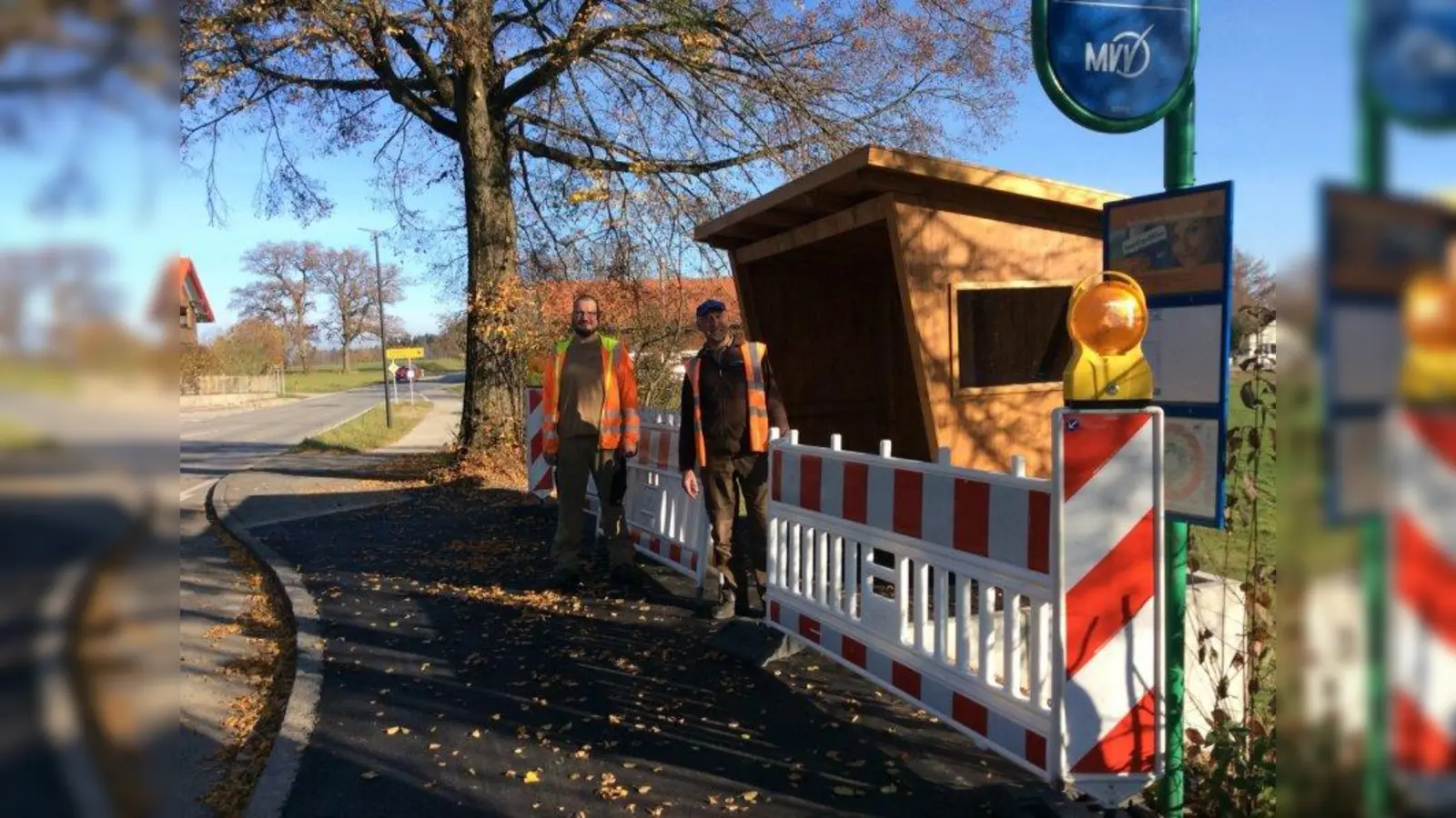 Die Betriebshofmitarbeiter Christoph Schrott und Josef Penzkofer haben das neue Buswartehäuschen im Ortskern von Landstetten aufgestellt. (Foto: Stadt Starnberg)