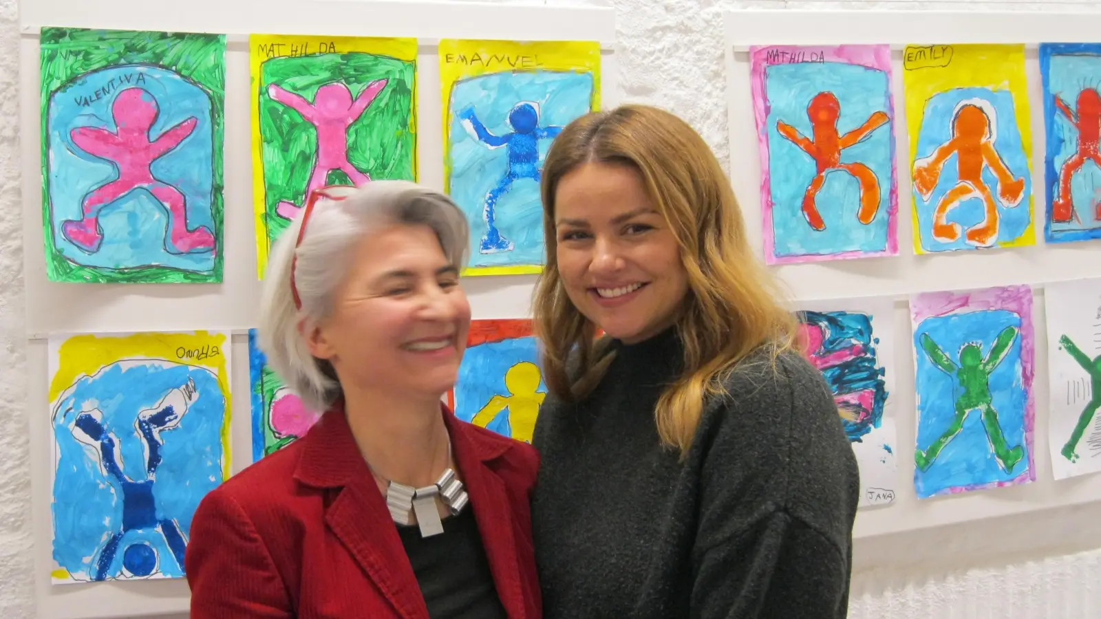 Ellen Sick (links) hatte die Mädchen und Buben im kindergarteneigenen Atelier unterstützt, Martina Frohmader übernahm bei der Abendveranstaltung den Part der Lesung. (Foto: St. Hedwig)