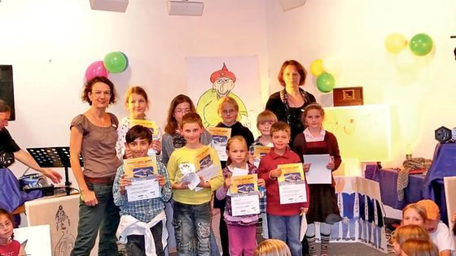 Bei einer Leseshow in der Bibliothek erhielten alle Kinder ihre Urknden.	 (Foto: VA)