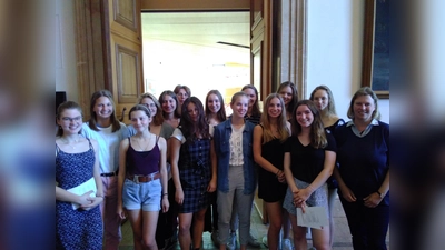 Mit dabei beim Mädchenparlament im Bayerischen Landtag: Eine Gruppe des Wittelsbacher-Gymnasiums mit der Abgeordneten Ruth Waldmann (rechts). (Foto: Büro Waldmann)