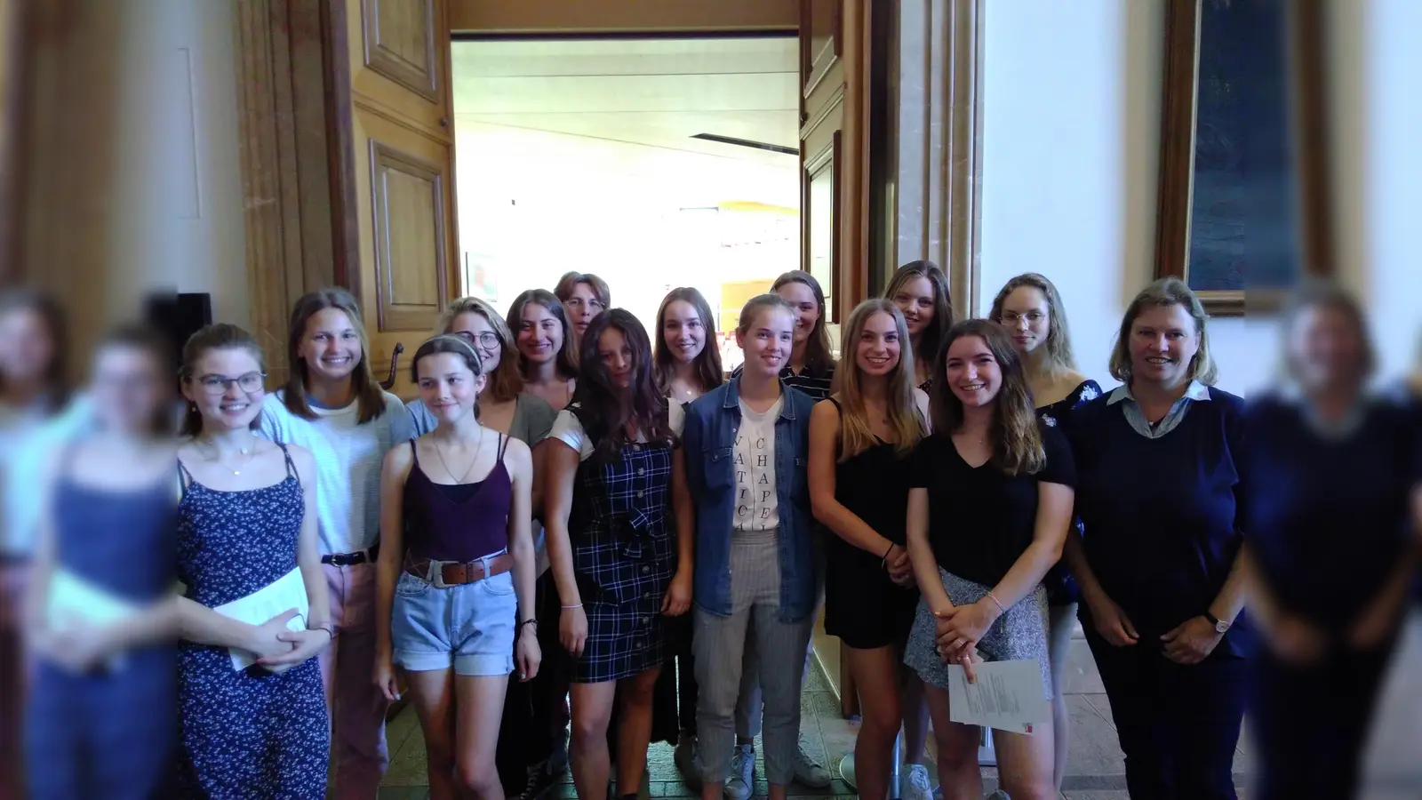 Mit dabei beim Mädchenparlament im Bayerischen Landtag: Eine Gruppe des Wittelsbacher-Gymnasiums mit der Abgeordneten Ruth Waldmann (rechts). (Foto: Büro Waldmann)